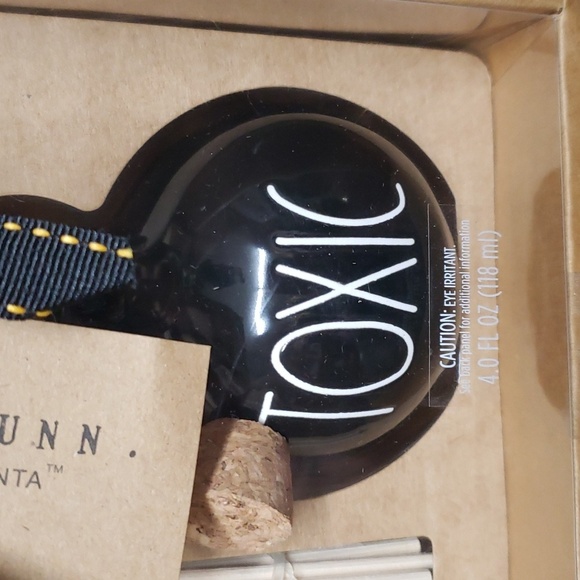 Rae Dunn NWT Scented Fragrance Oil Diffuser in "TOXIC" Ceramic Vase - Picture 2 of 6